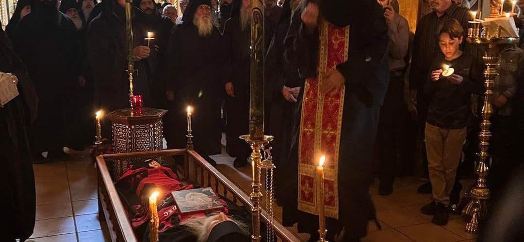 Preoții, monahii sunt cei care îi dau primii celui adormit ultima sărutare