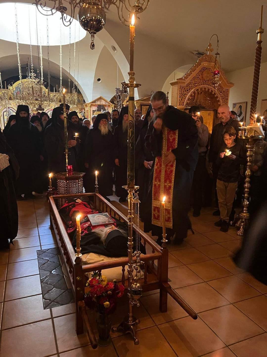 Preoții, monahii sunt cei care îi dau primii celui adormit ultima sărutare