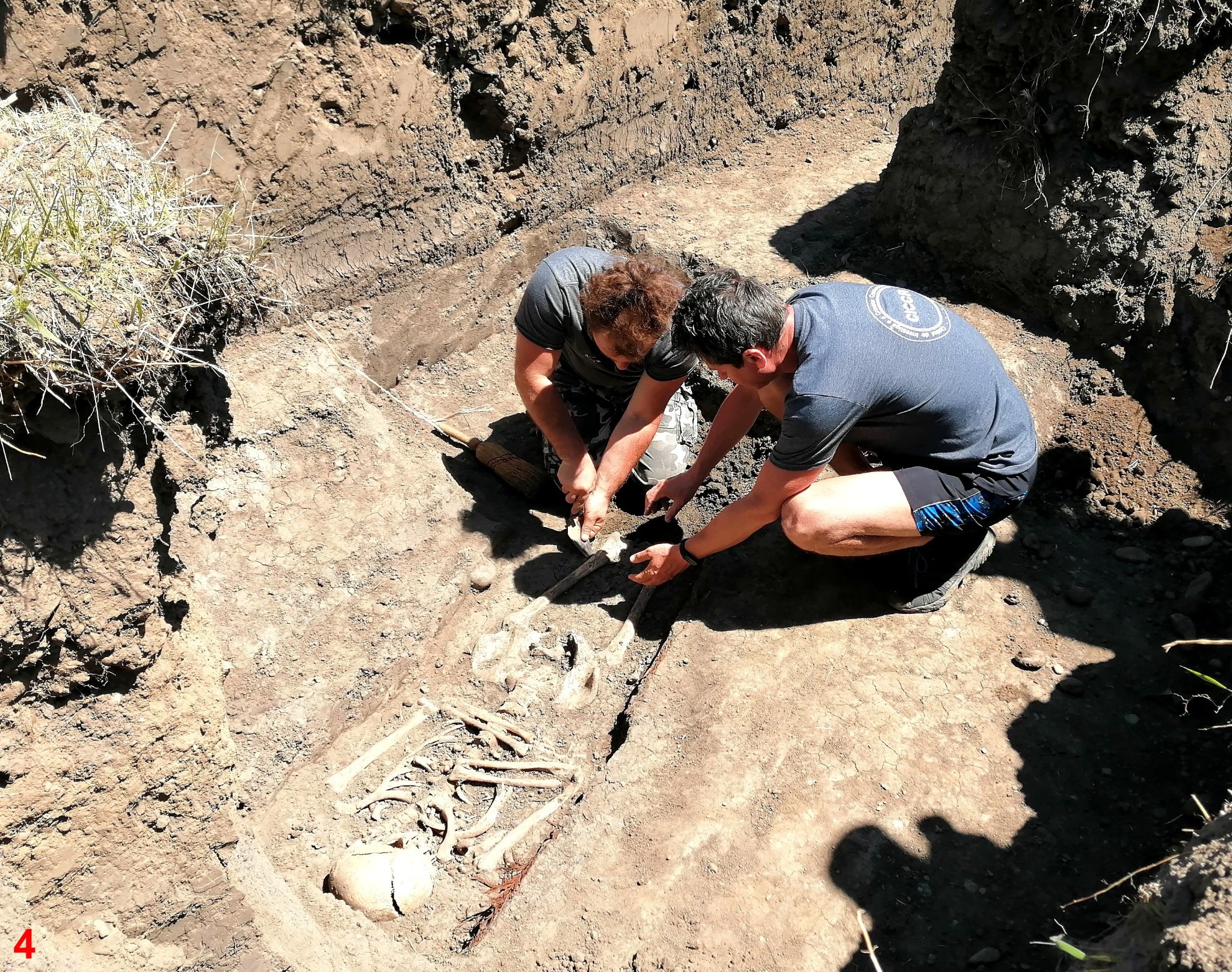 Fig.4: Dezvelirea osemintelor dintr-un mormânt descoperit în Secțiunea 23, practicată în exteriorul cimitirului.